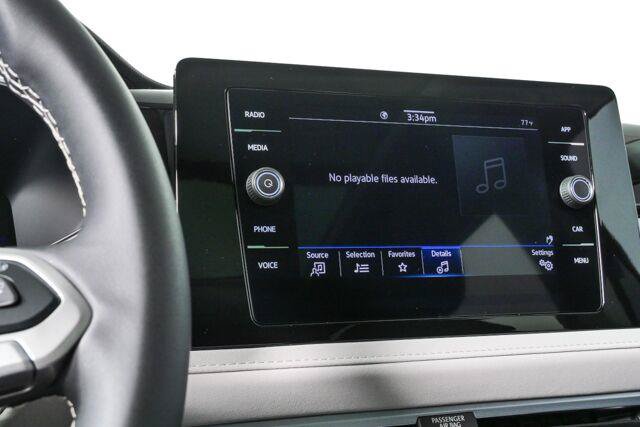 Used 2025 Volkswagen Taos SE w/ Panoramic Sunroof Package FWD image 12