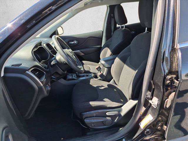 Used 2019 Jeep Cherokee Latitude w/ Popular Appearance Group FWD image 9