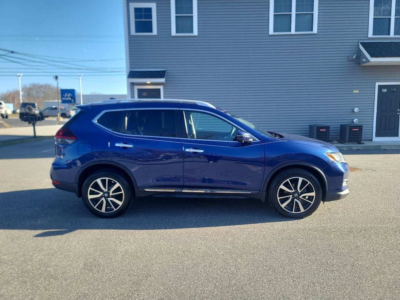 Used 2019 Nissan Rogue SL w/ Premium Package image 8