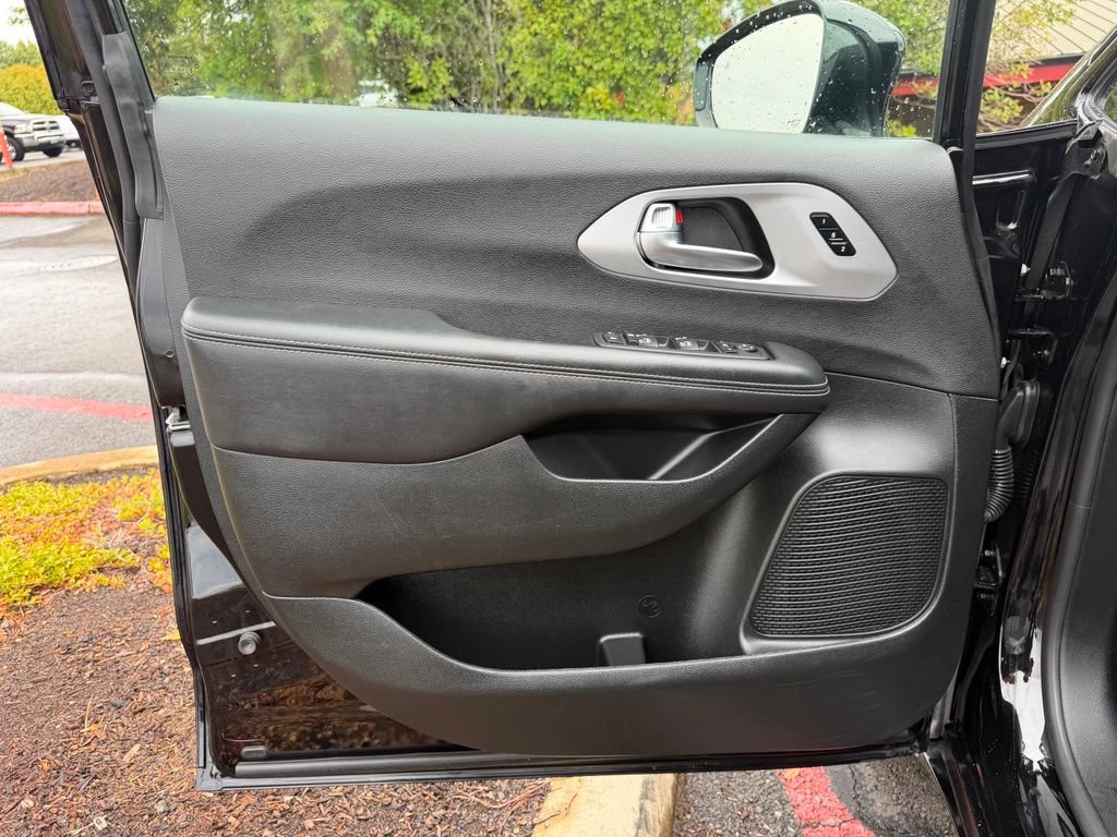 Used 2025 Chrysler Pacifica Limited FWD image 11