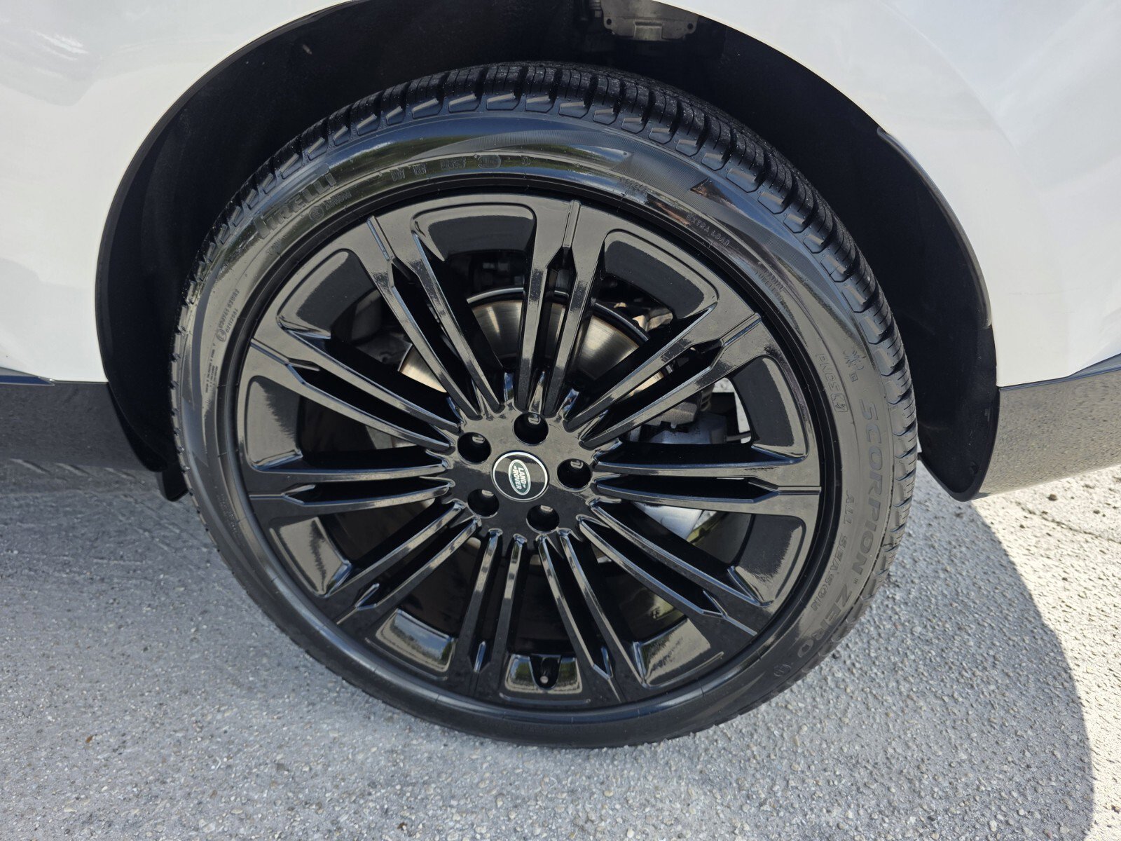 Certified 2024 Land Rover Range Rover SE image 9