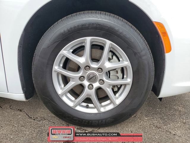 Used 2023 Chrysler Pacifica Touring-L image 5