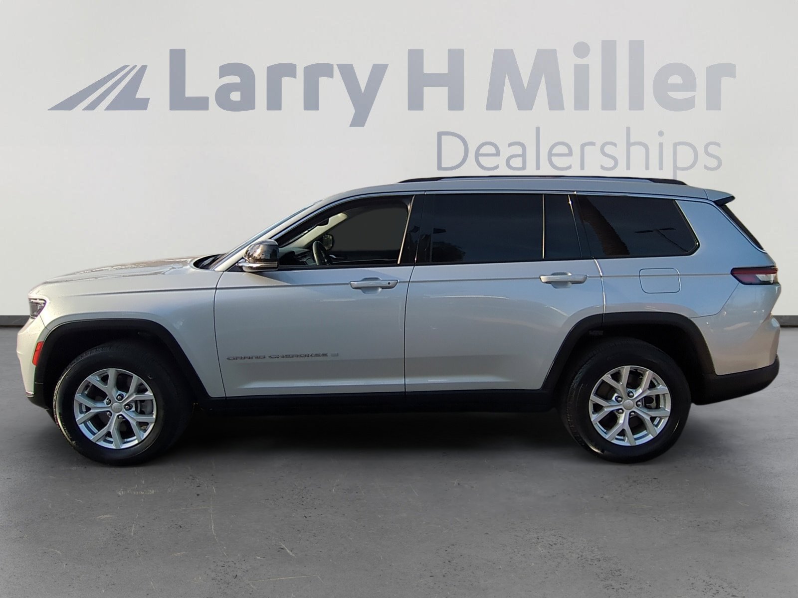 Used 2023 Jeep Grand Cherokee L Limited image 2