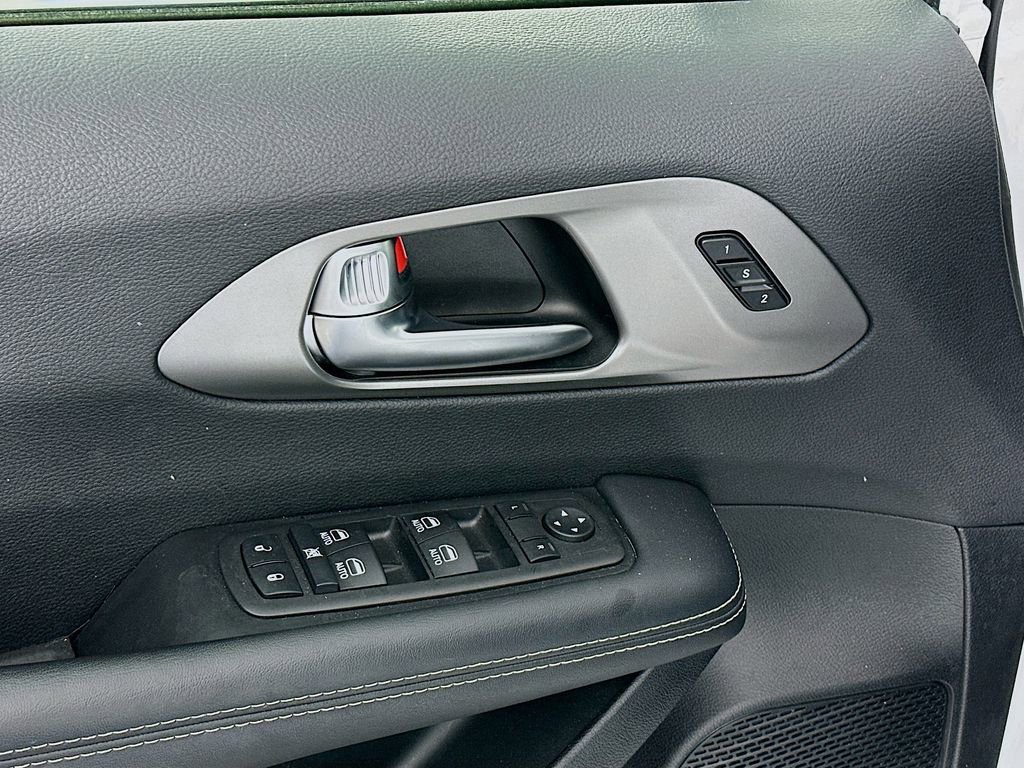 Used 2025 Chrysler Pacifica Select FWD image 23