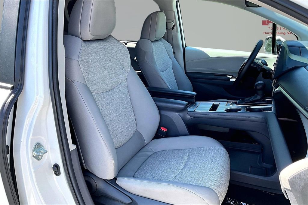 Used 2024 Toyota Sienna LE FWD image 28