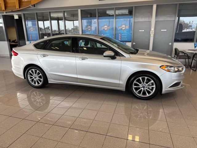 Used 2017 Ford Fusion SE w/ Fusion SE Technology Package image 2