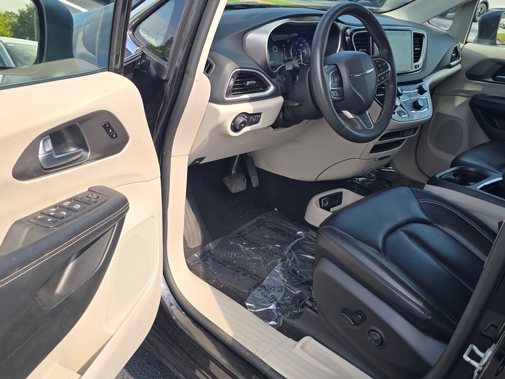 Used 2023 Chrysler Pacifica Touring-L FWD image 9