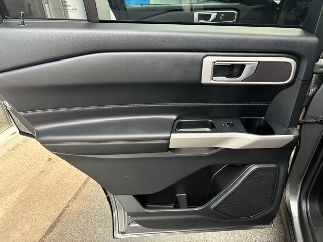 Used 2023 Ford Explorer XLT AWD/4WD image 18