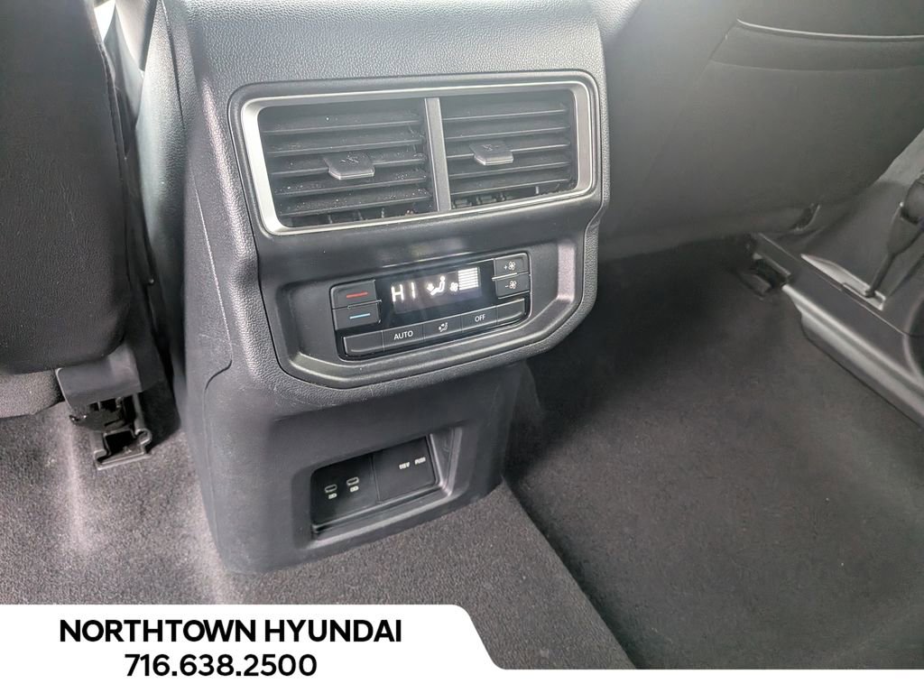 Used 2025 Volkswagen Atlas SE image 30