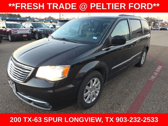 Used 2015 Chrysler Town & Country Touring image 3