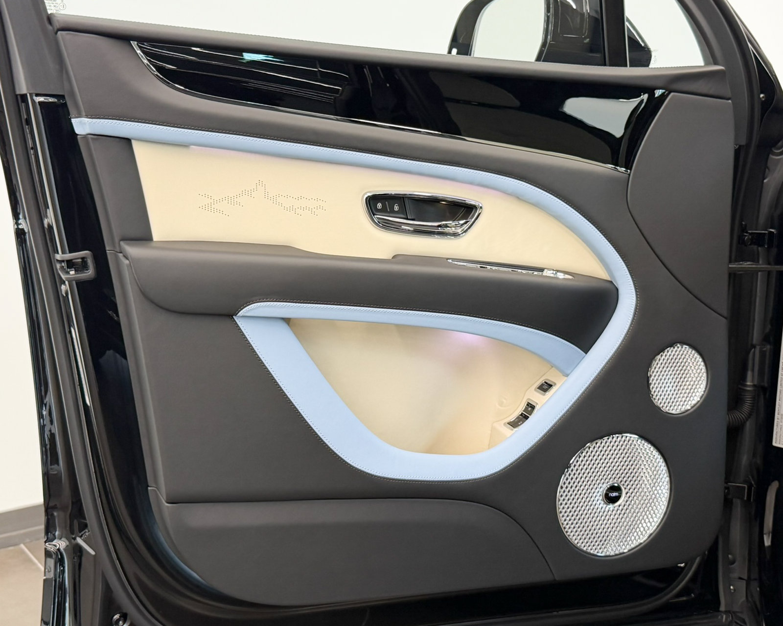 New 2027 Bentley Bentayga AWD/4WD image 12