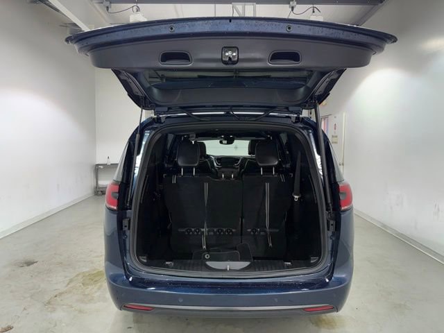 Used 2025 Chrysler Pacifica Limited FWD image 8
