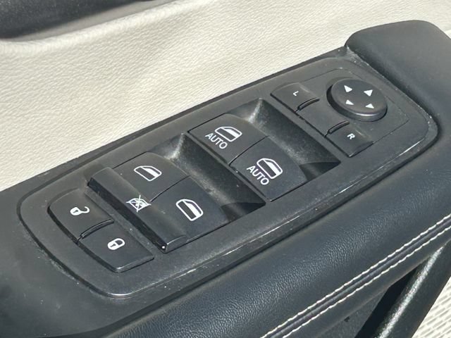 Used 2023 Chrysler Pacifica Touring-L FWD image 27
