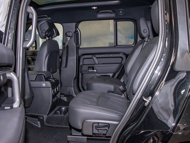 Used 2025 Land Rover Defender 130 X-Dynamic SE image 22
