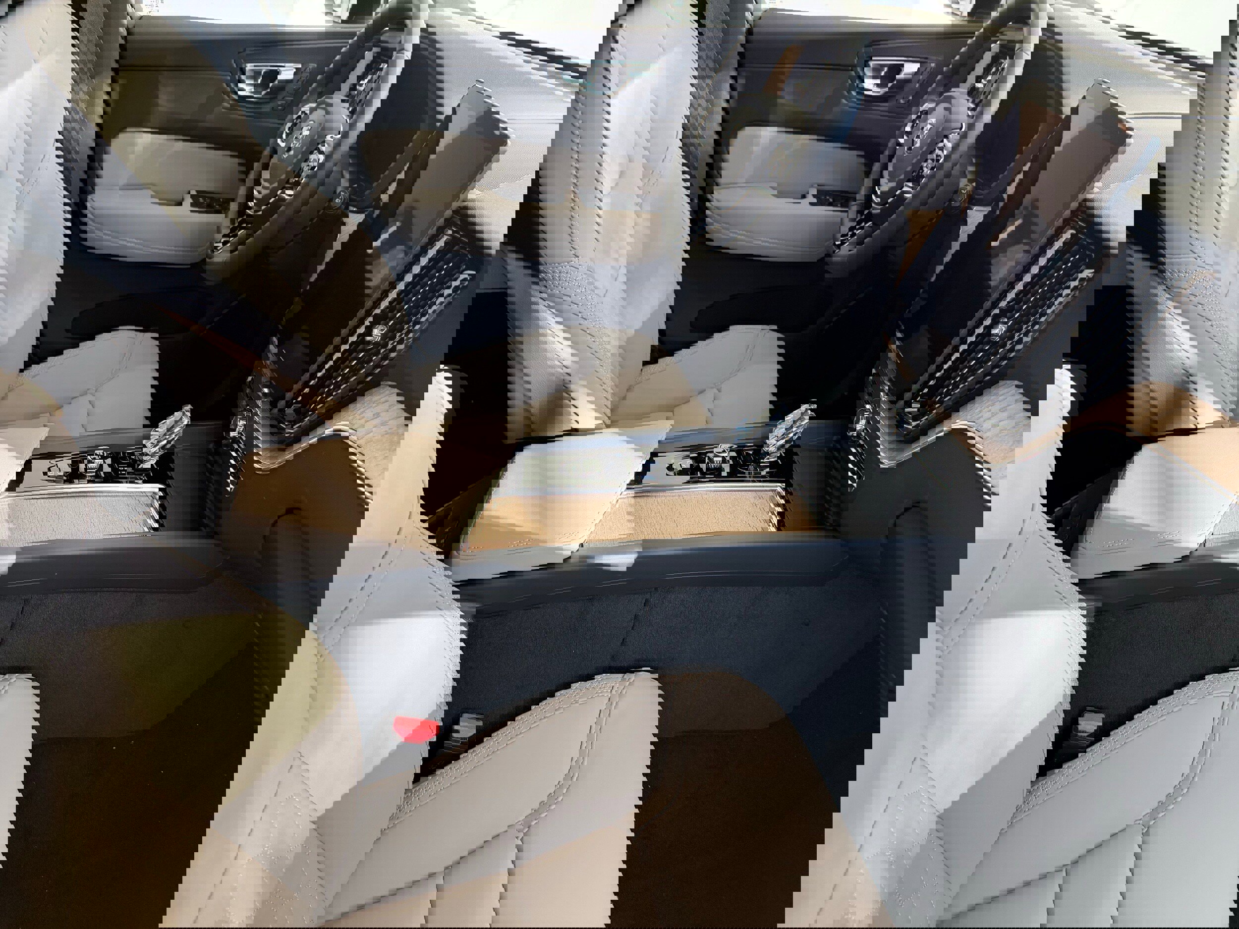 New 2026 Volvo XC60 B5 Plus w/ Protection Package Premier image 27