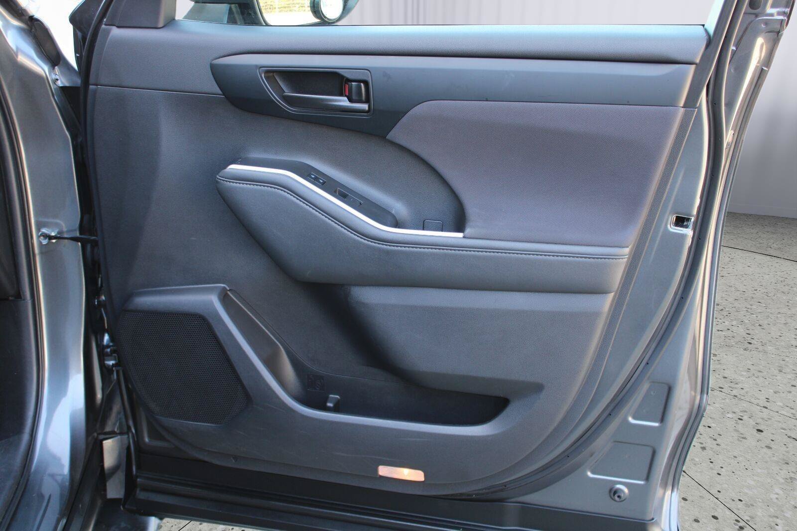 Used 2023 Toyota Highlander LE AWD/4WD image 40