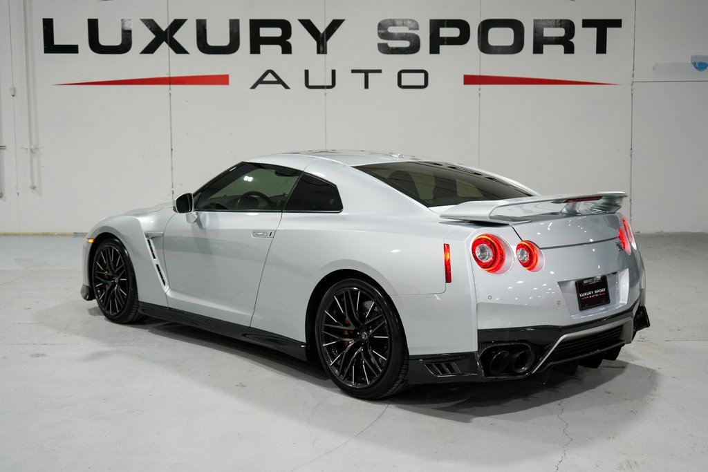Used 2020 Nissan GT-R Premium image 3