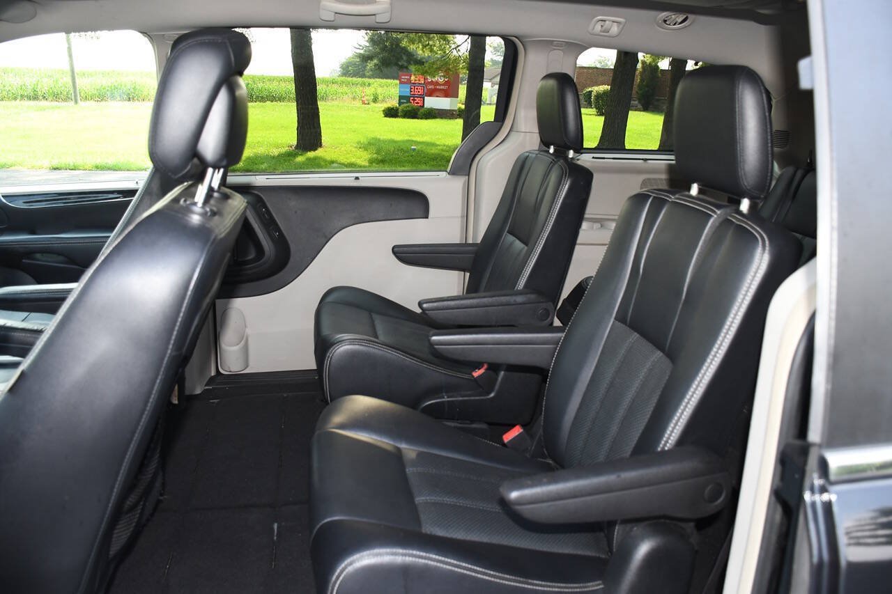 Used 2015 Chrysler Town & Country Touring-L w/ Driver Convenience Group FWD image 16