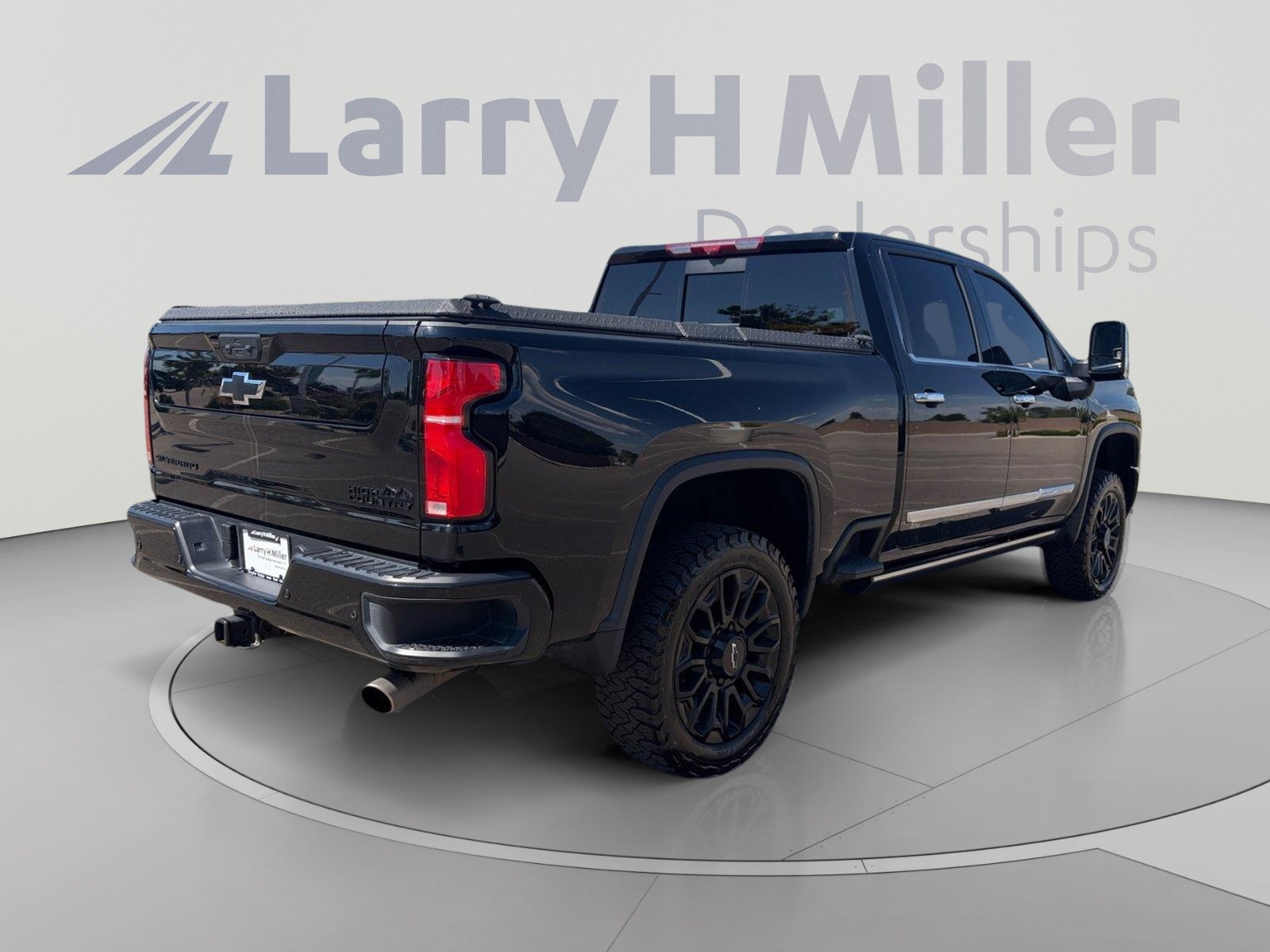 Used 2025 Chevrolet Silverado 2500 High Country w/ High Country Premium Package AWD/4WD image 6