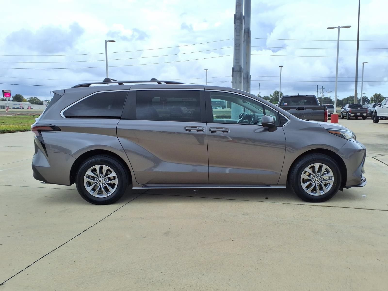Certified 2023 Toyota Sienna LE FWD image 5