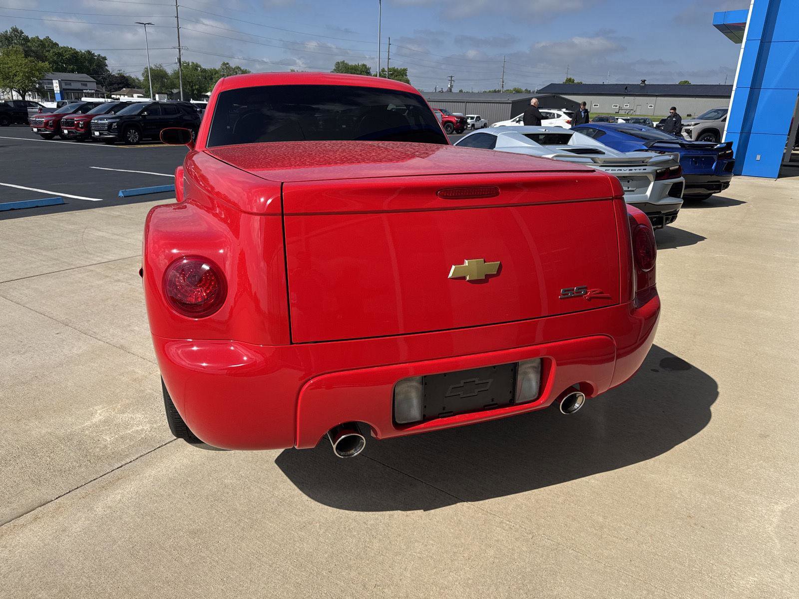 Used 2005 Chevrolet SSR w/ Preferred Equipment Group RWD image 3