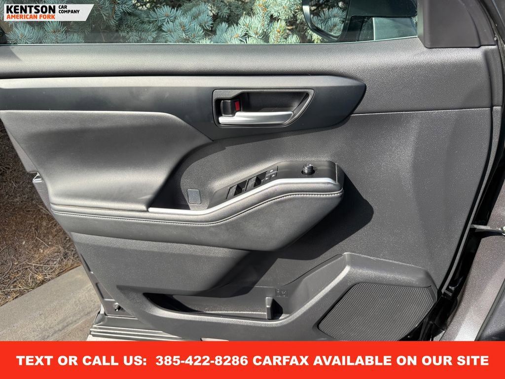 Used 2025 Toyota Highlander XLE image 22