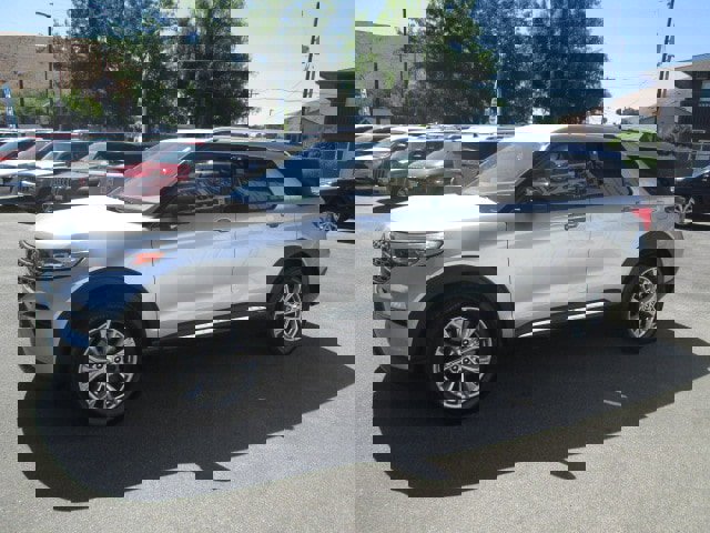 Used 2023 Ford Explorer Limited image 3