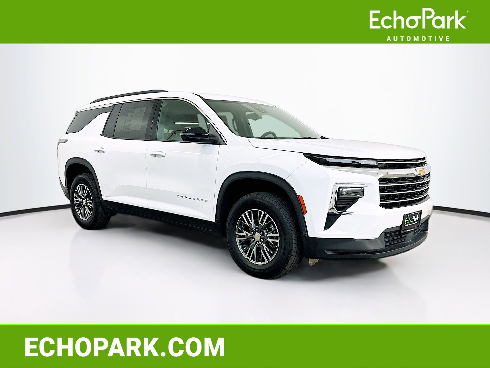 Used 2025 Chevrolet Traverse LT image 1