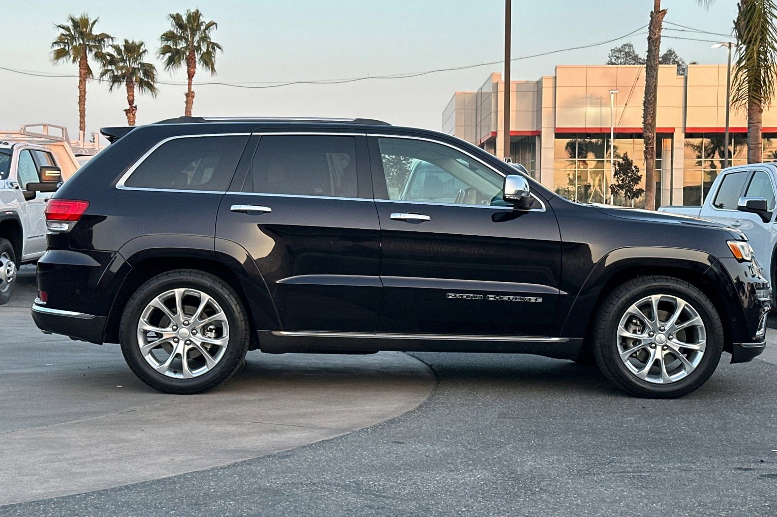 Used 2020 Jeep Grand Cherokee Summit image 3