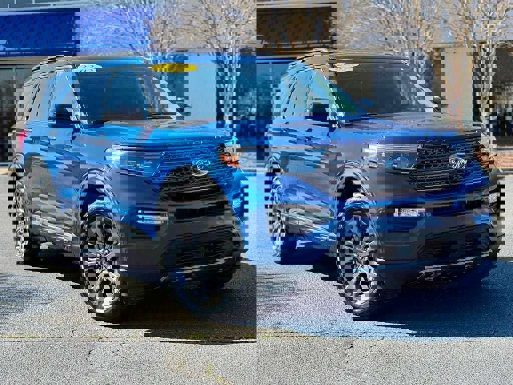 Certified 2022 Ford Explorer XLT w/ Equipment Group 202A image 2