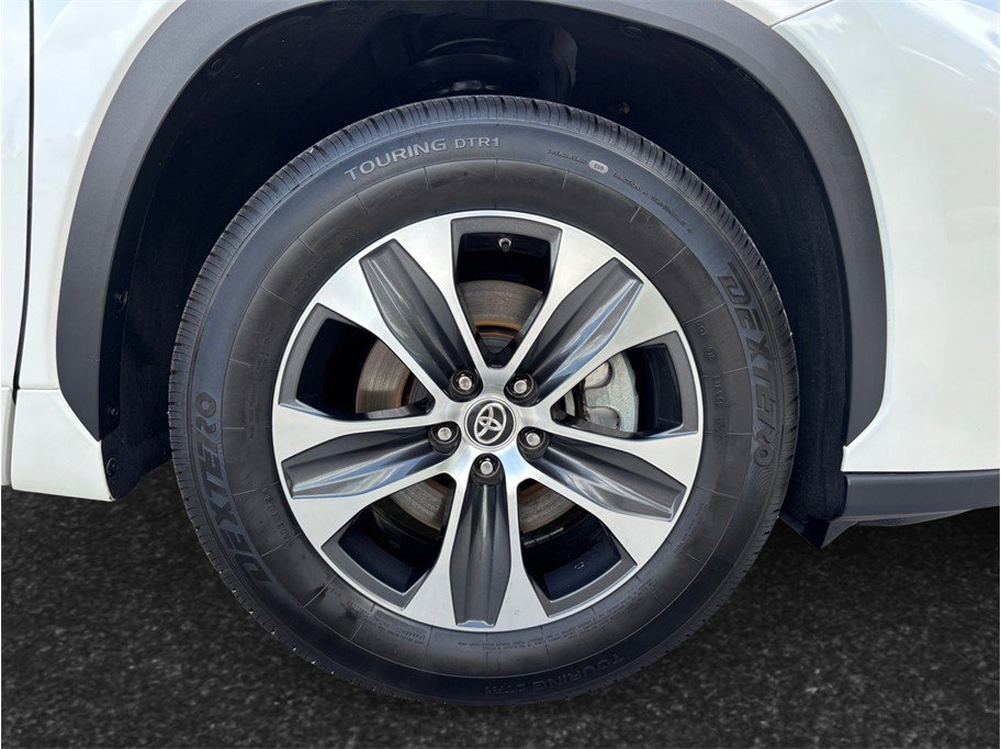 Used 2020 Toyota Highlander XLE FWD image 13