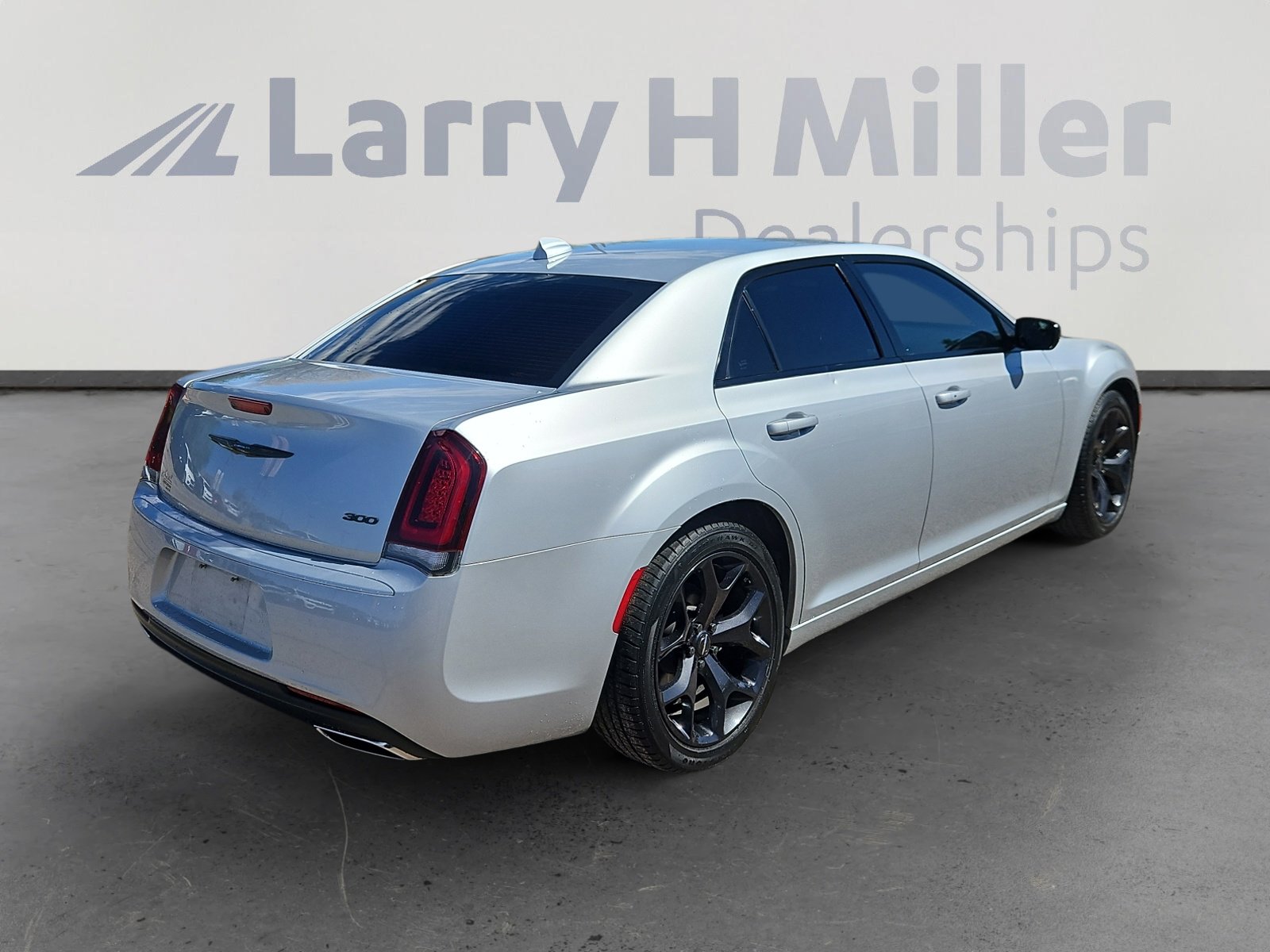 Used 2022 Chrysler 300 Touring w/ Sport Appearance Package image 5