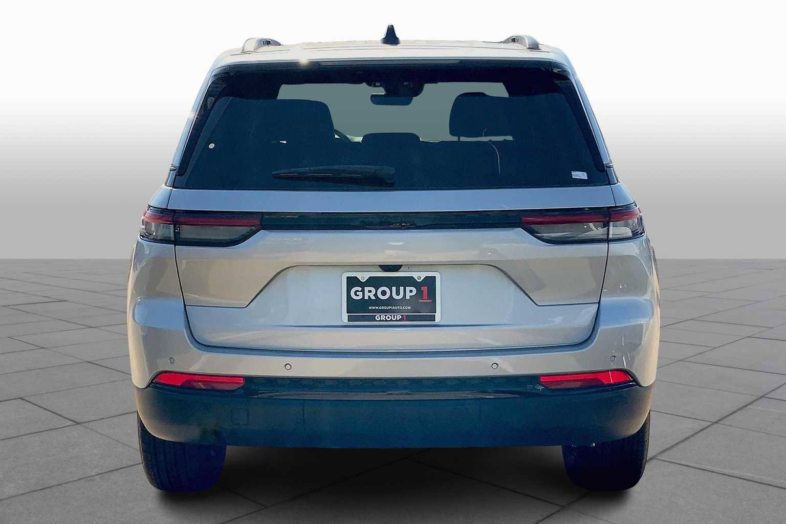 New 2025 Jeep Grand Cherokee Altitude image 4