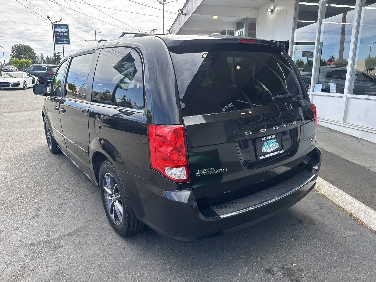 Used 2017 Dodge Grand Caravan SXT FWD image 4