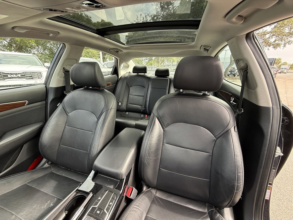 Used 2017 Kia Cadenza Premium w/ Luxury Package image 3