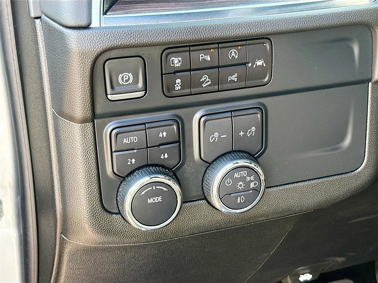 Used 2025 Chevrolet Suburban Z71 AWD/4WD image 10