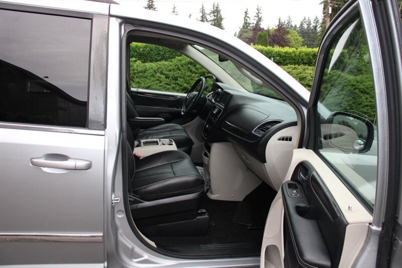 Used 2014 Chrysler Town & Country Touring FWD image 15