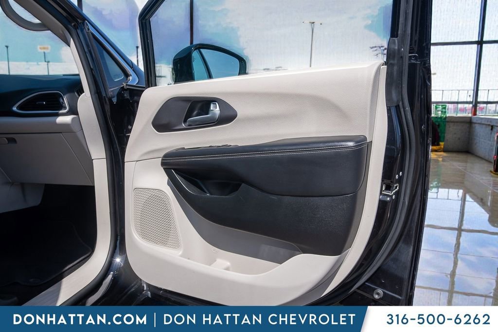 Used 2024 Chrysler Pacifica Touring-L image 21