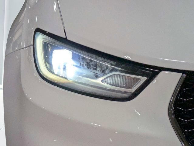 Used 2023 Chrysler Pacifica Touring-L FWD image 9