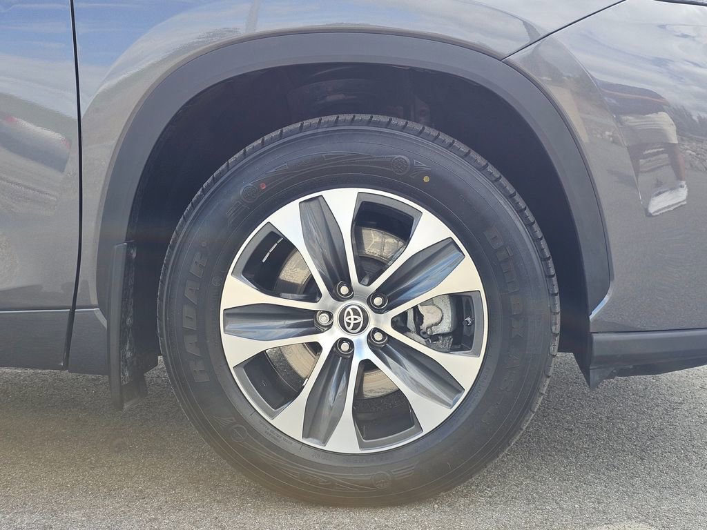 Used 2024 Toyota Highlander XLE AWD/4WD image 9