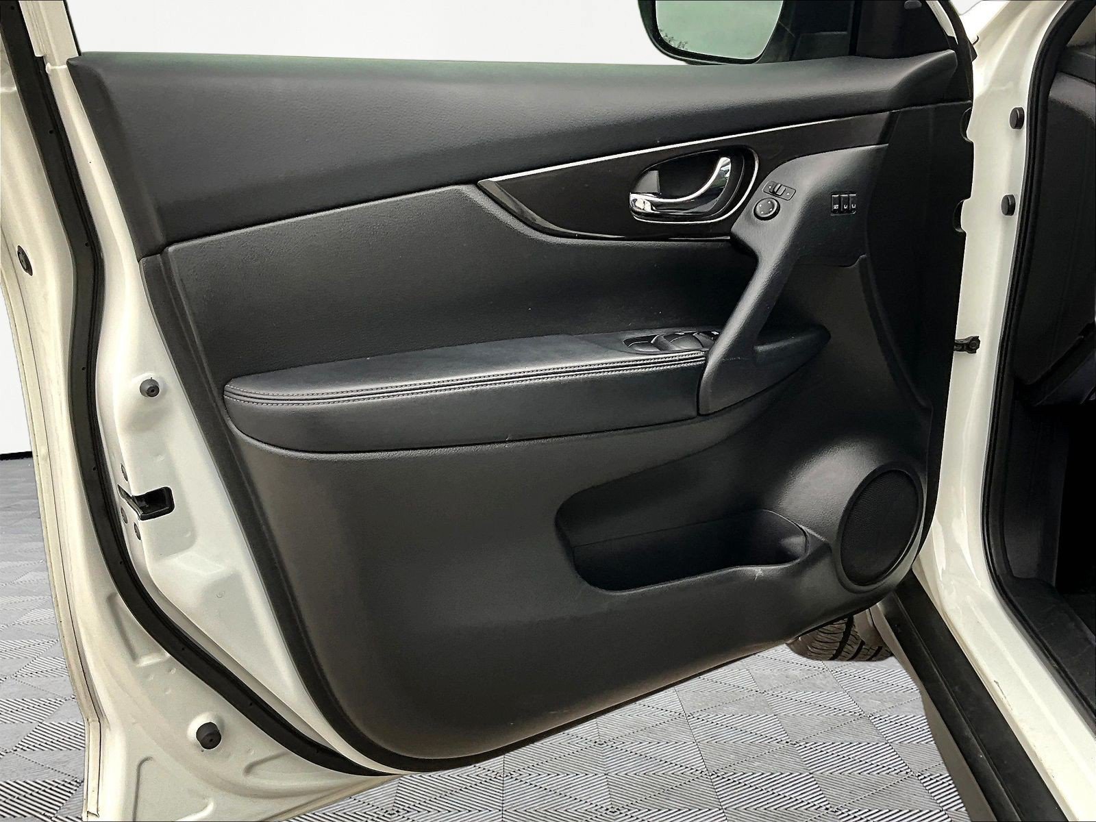 Used 2019 Nissan Rogue SV w/ Premium Package FWD image 20