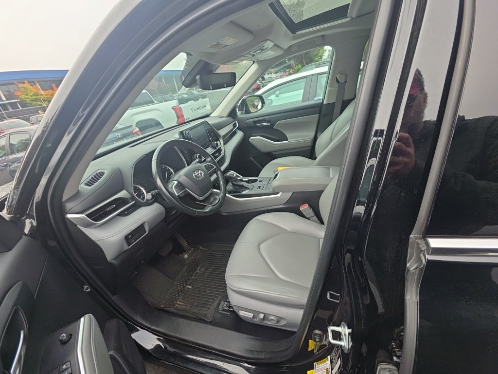 Used 2022 Toyota Highlander XLE AWD/4WD image 3