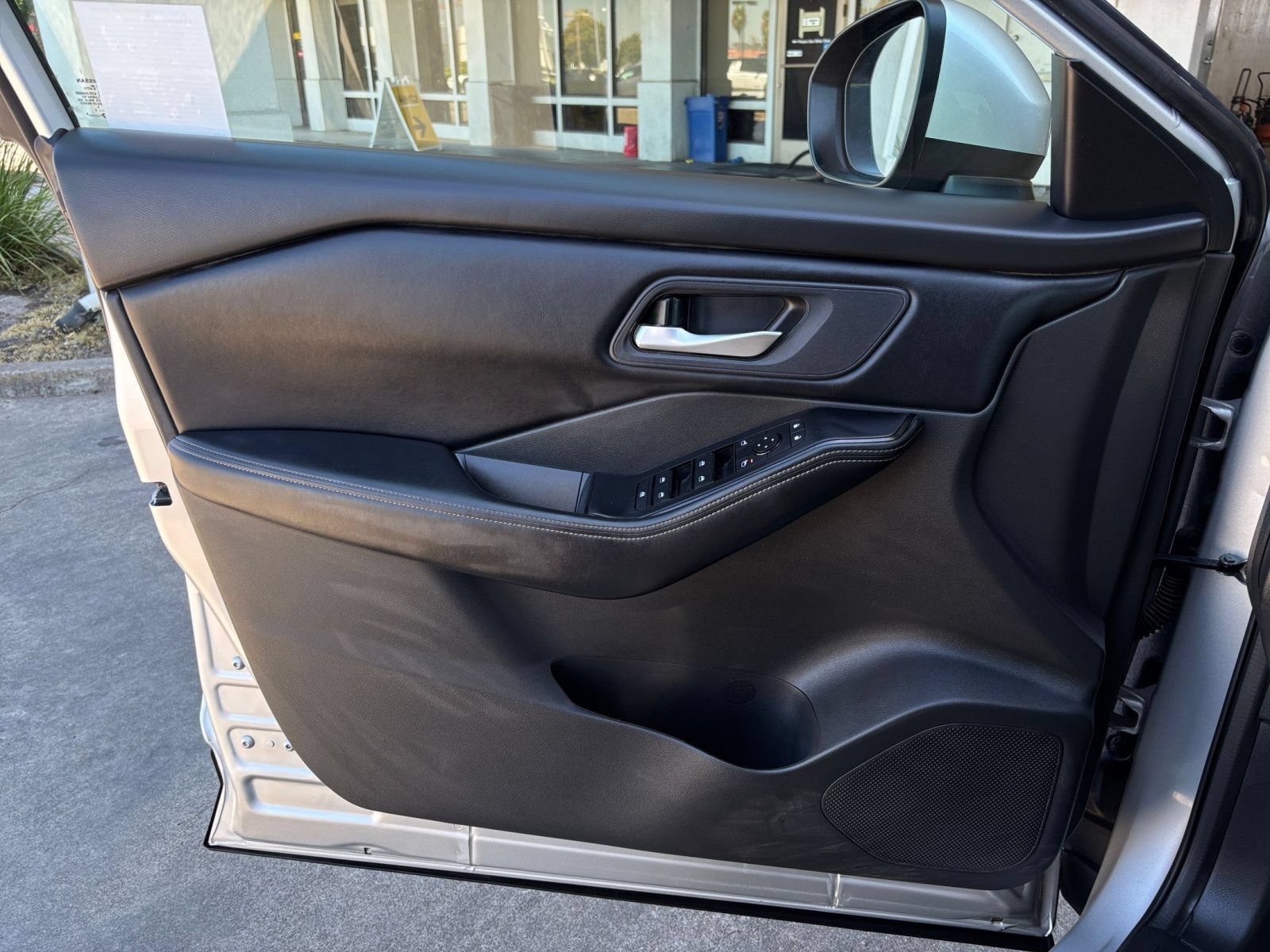 Used 2025 Nissan Rogue SV FWD image 18