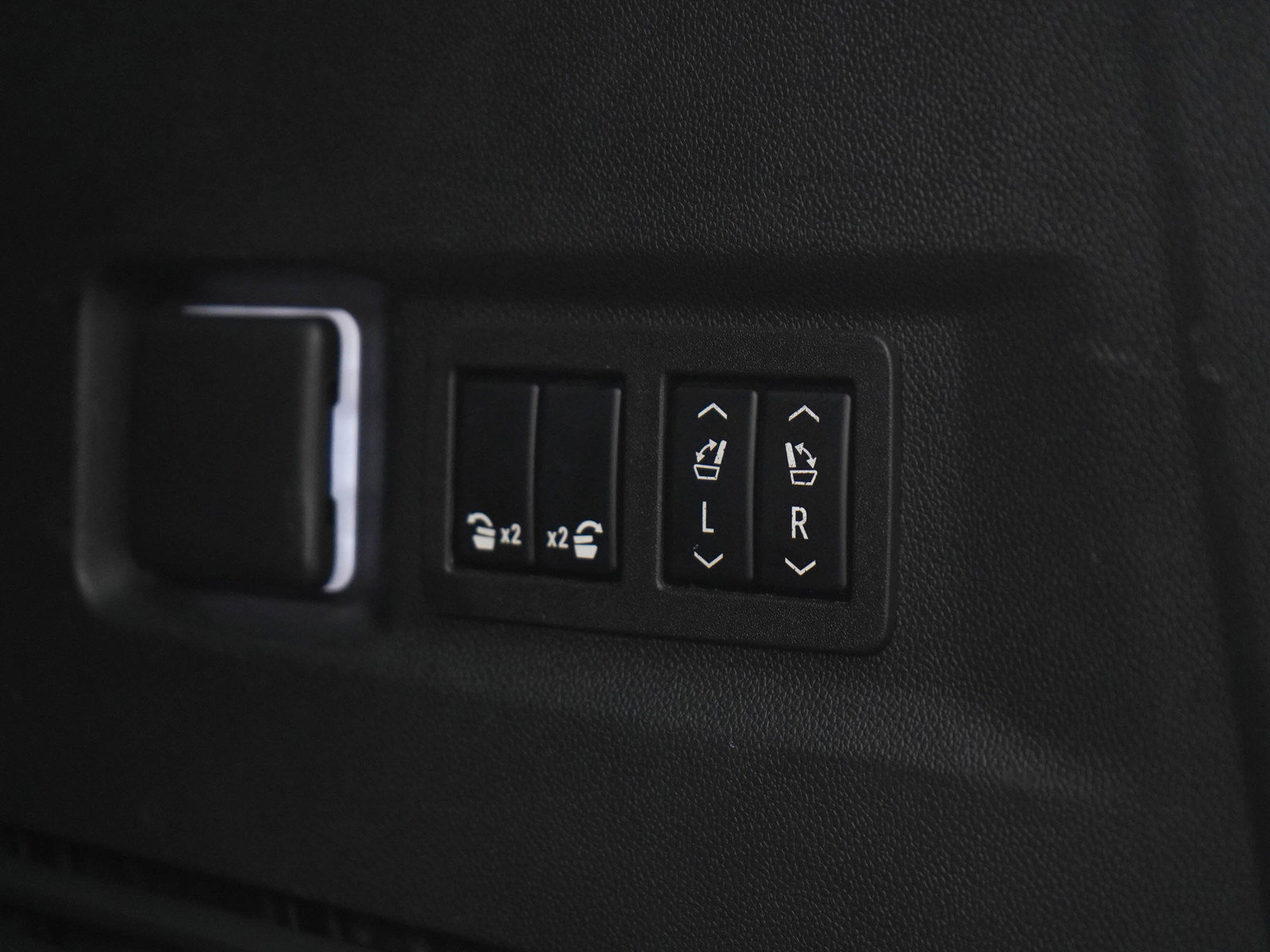 Used 2023 GMC Yukon SLT w/ SLT Luxury Package image 20