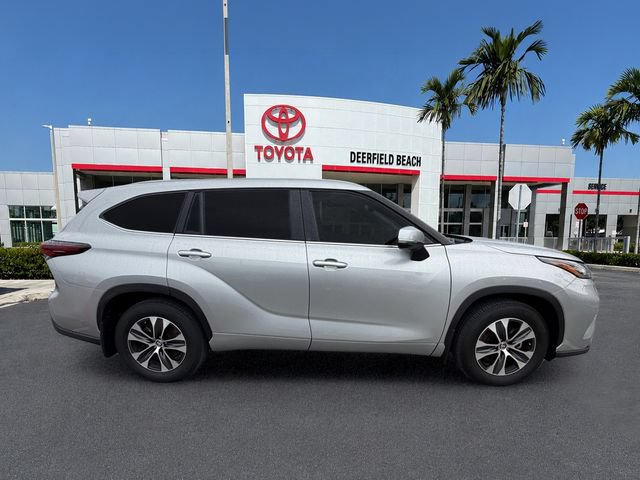 Used 2024 Toyota Highlander XLE FWD image 11