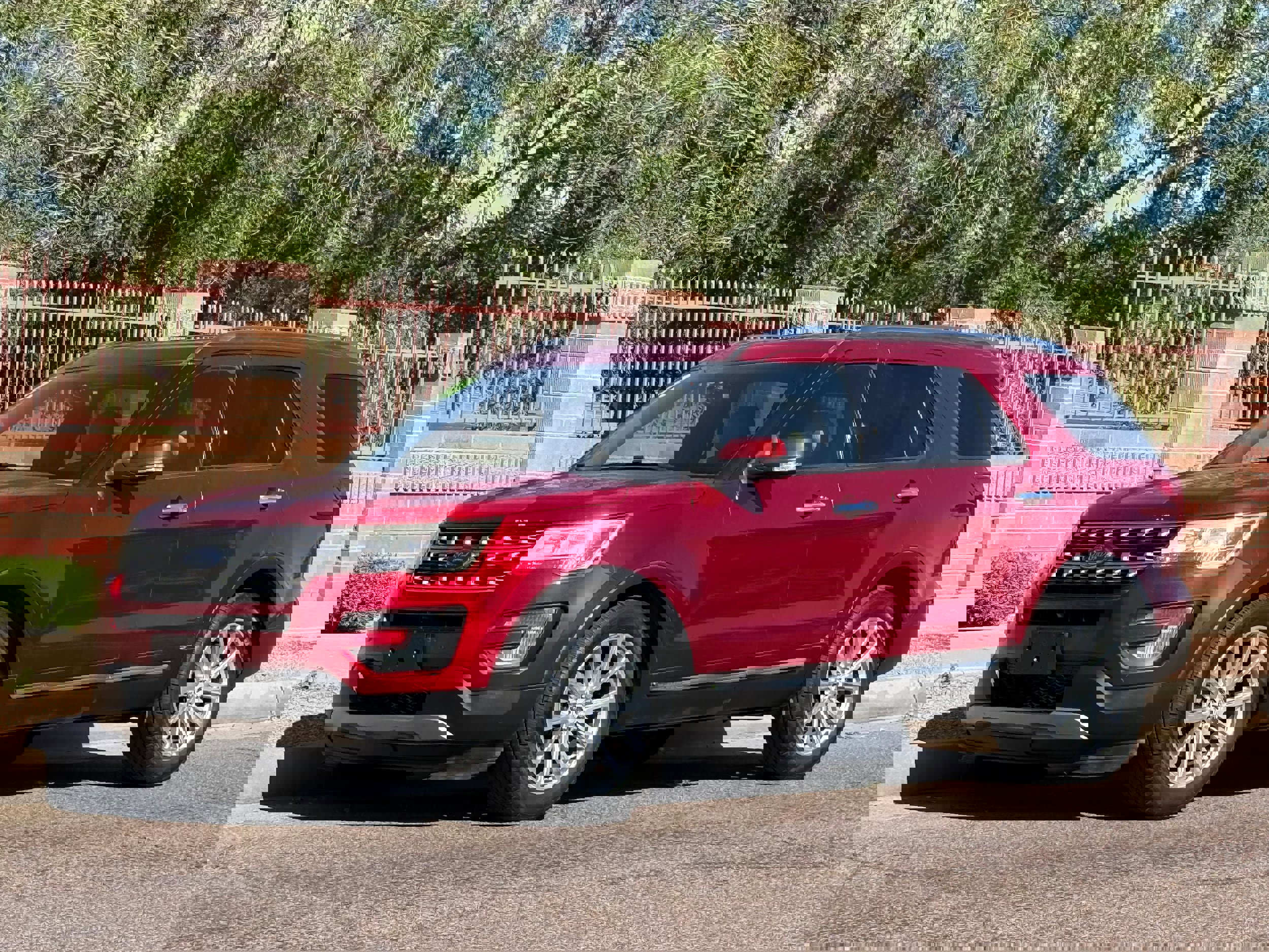 Used 2017 Ford Explorer Limited image 1