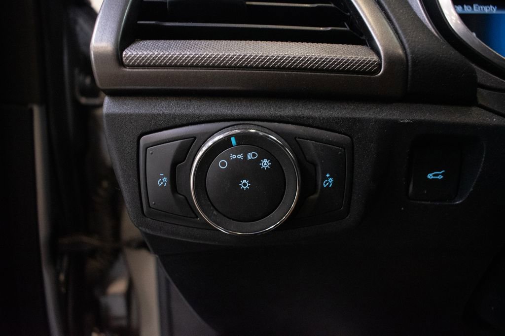 Used 2020 Ford Fusion SE FWD image 19