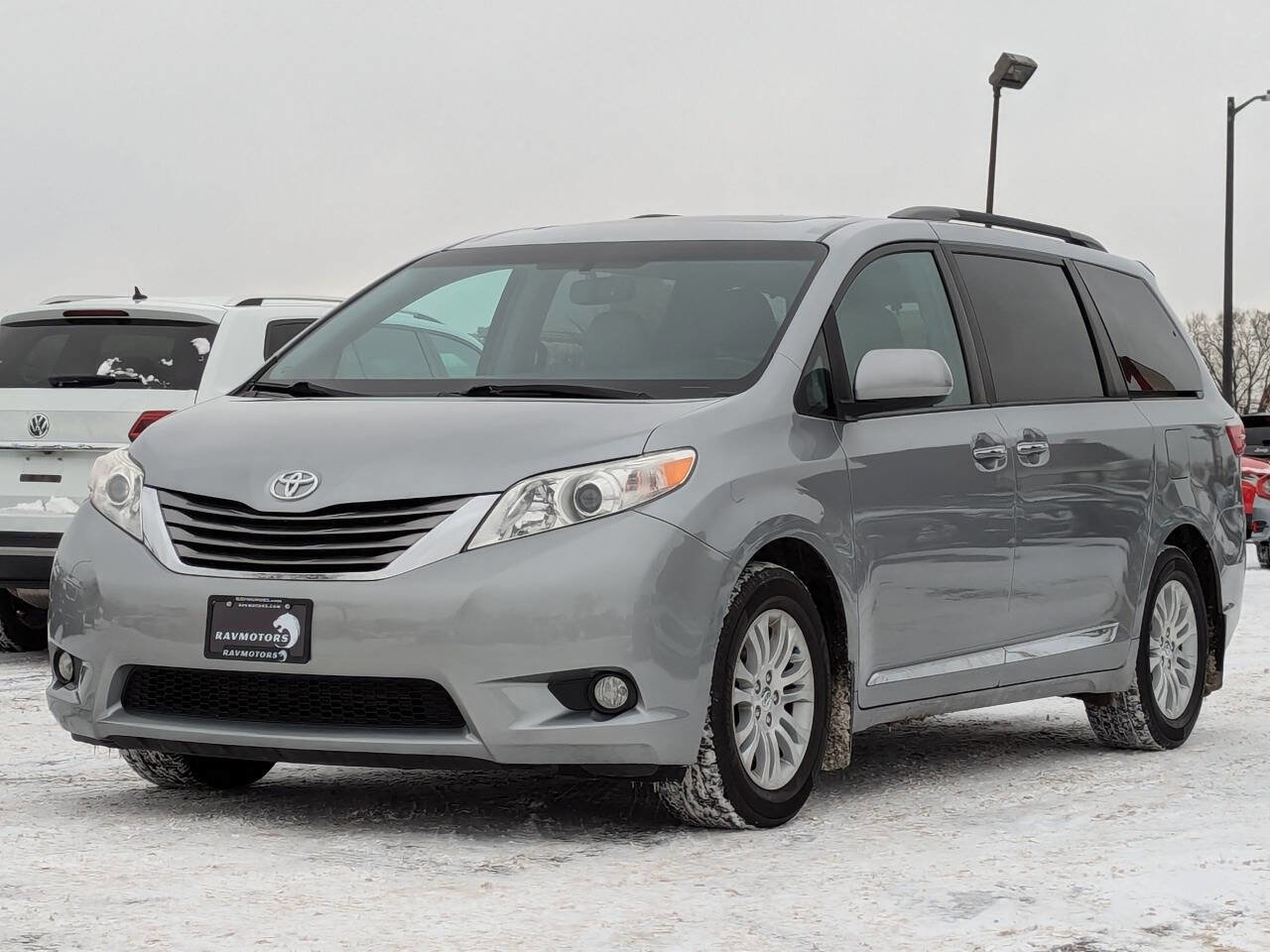 Used 2017 Toyota Sienna XLE w/ XLE Navigation Package image 7