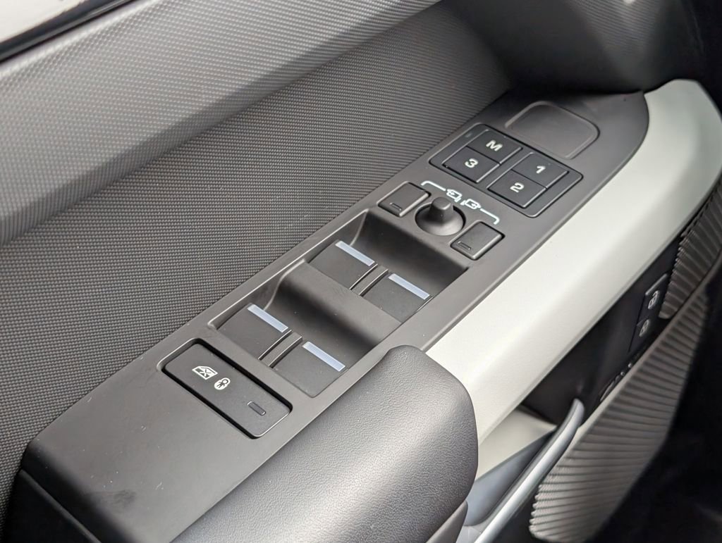Used 2024 Land Rover Defender 130 S image 28