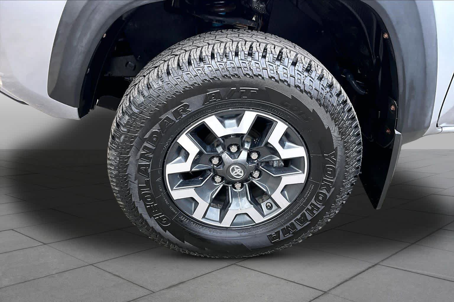 Certified 2017 Toyota Tacoma TRD Off-Road w/ Tow Package (A/T) AWD/4WD image 11